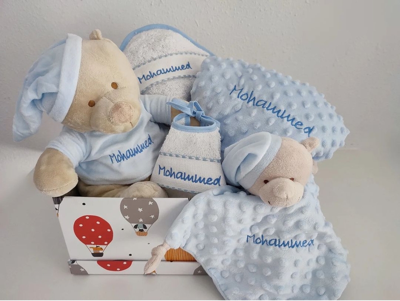 Canastilla de bebe personalizada mediante el bordado. Entre dulces y bordados tu tienda online para personalizar regalos para los más pequeños de la casa