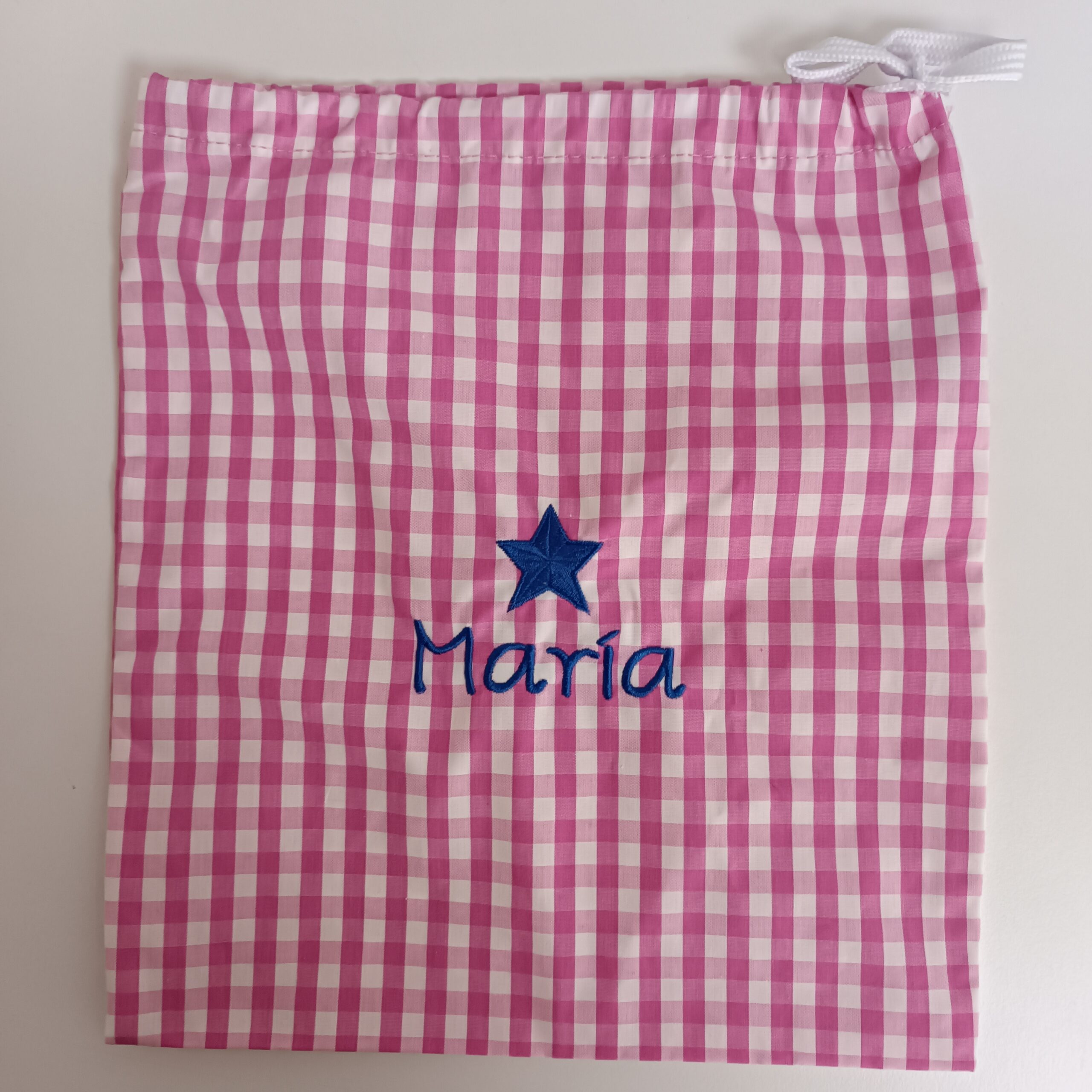 saquito de merienda con tela de vicky rosa con el nombre de Maria y una estrella bordada en color azul marino. Entre dulces y bordados tu tienda de canastillas de bebes personalizadas.